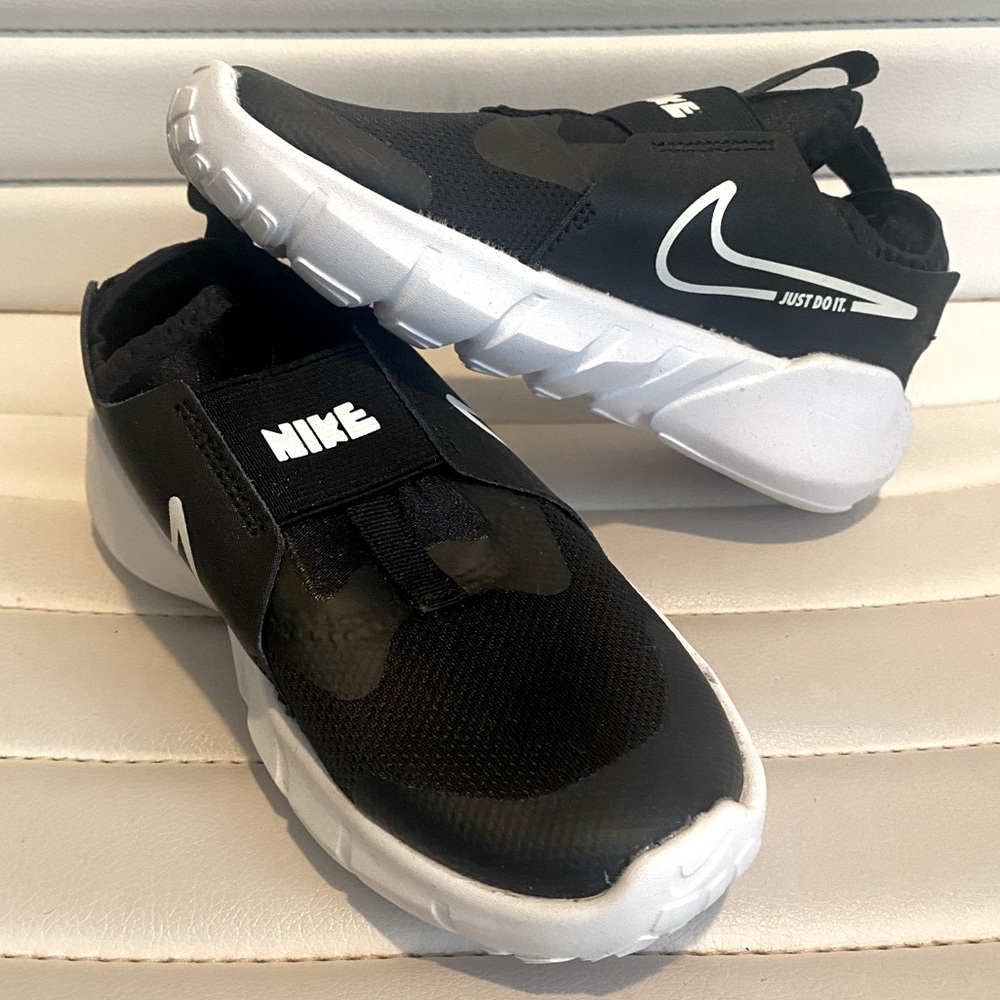 NWT Kids Nike Flex Runner 2 Shoes